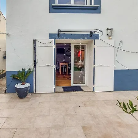 Amazing In Les Bains With Wifi Apartament *