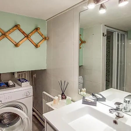 Amazing In Les Bains With Wifi Apartament