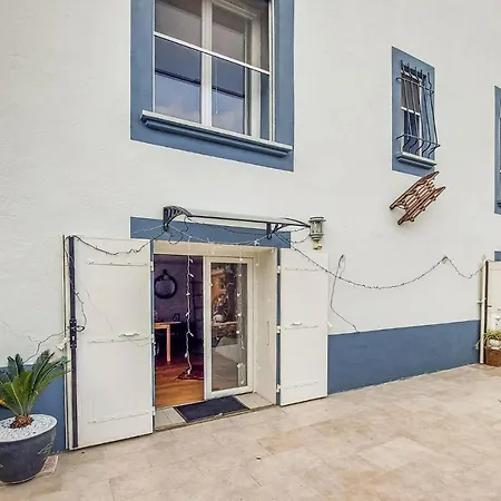 Amazing In Les Bains With Wifi Apartament